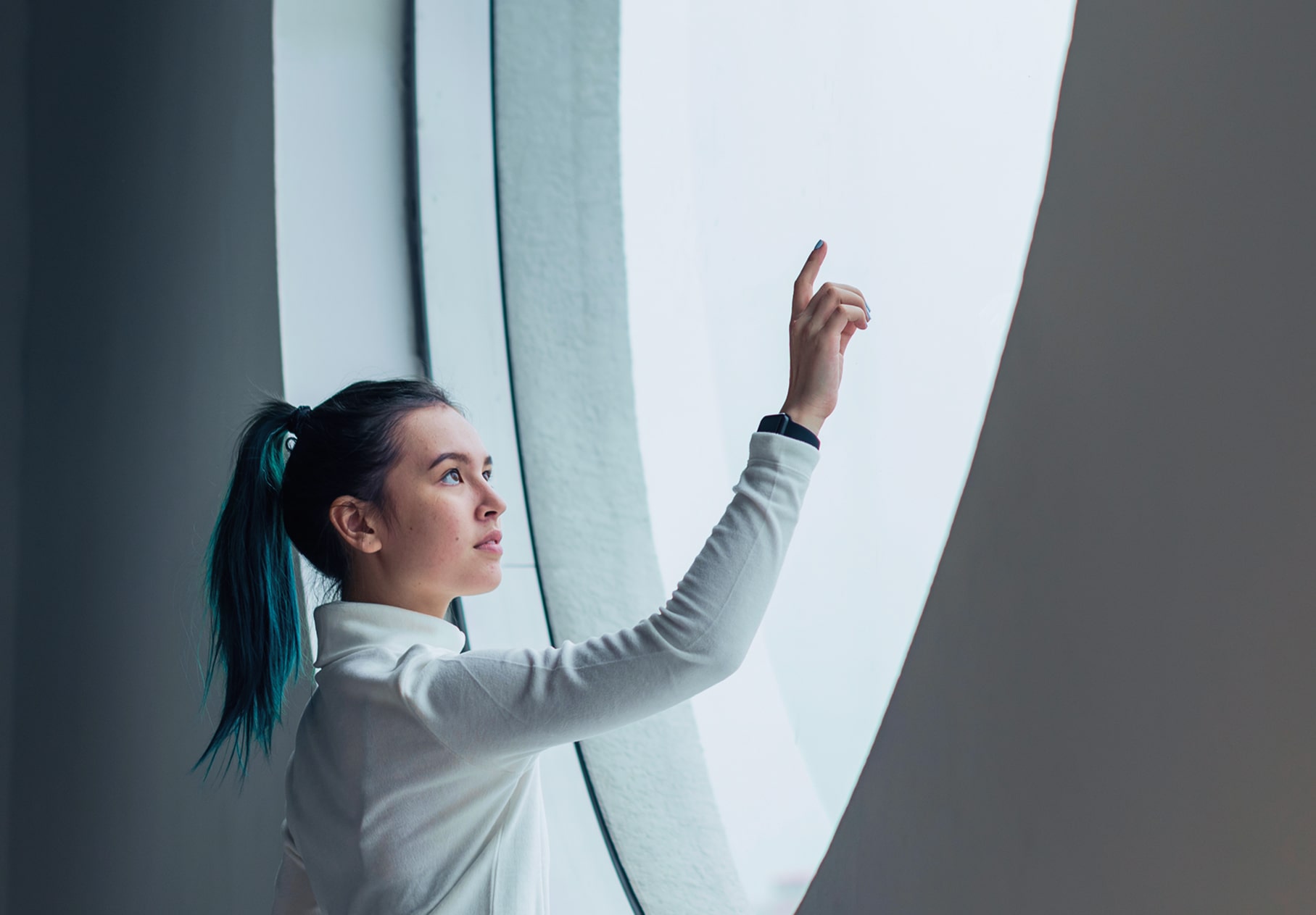 girl-using-touch-screen-modern-smart-home 2-min